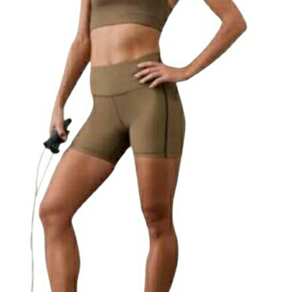 Athleta Pants - NWT Athleta Interval Stash Tipped 5" Shorts- M